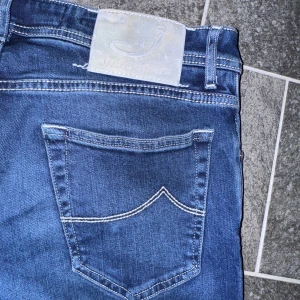 Jacob Cohën 622 - Tja! Säljer nu mina Jacob Cohën jeans som är i storlek W33 och i nyskick! Jeansen passar perfekt på dig som är mellan 170-180 🙌🏼Nypriset ligger på över 5000kr då de är handtillverkade i Italien 🇮🇹Mitt pris är inte hugget i sten så det är bara att höra av sig vid frågor eller funderingar! 👍🏼🤩