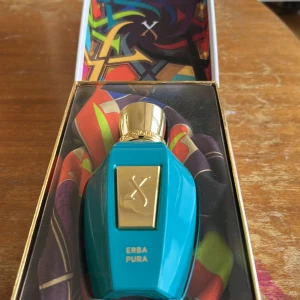 Erba Pura Parfym - Top säljare xerjoff.Nyaste batchen av erba pura,köpt maj-juni 2024. Fräsch fruktig doft.Nyaste batchen av Erba Pura. Lyxig doft som är bra för alla kön. Den är perfekt för sommaren och håller jätte bra på huden.Köpt maj-juni 2024.Helt full och använd enstaka gånger. Den har en fin glansig design istället för den gamla designen.
