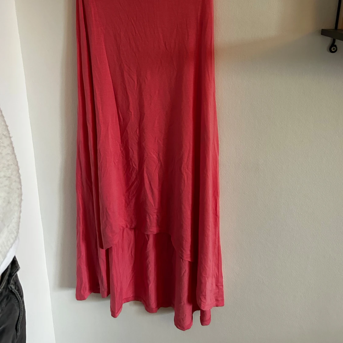 NY- axelbandslös klänning från Gina Tricot - 1