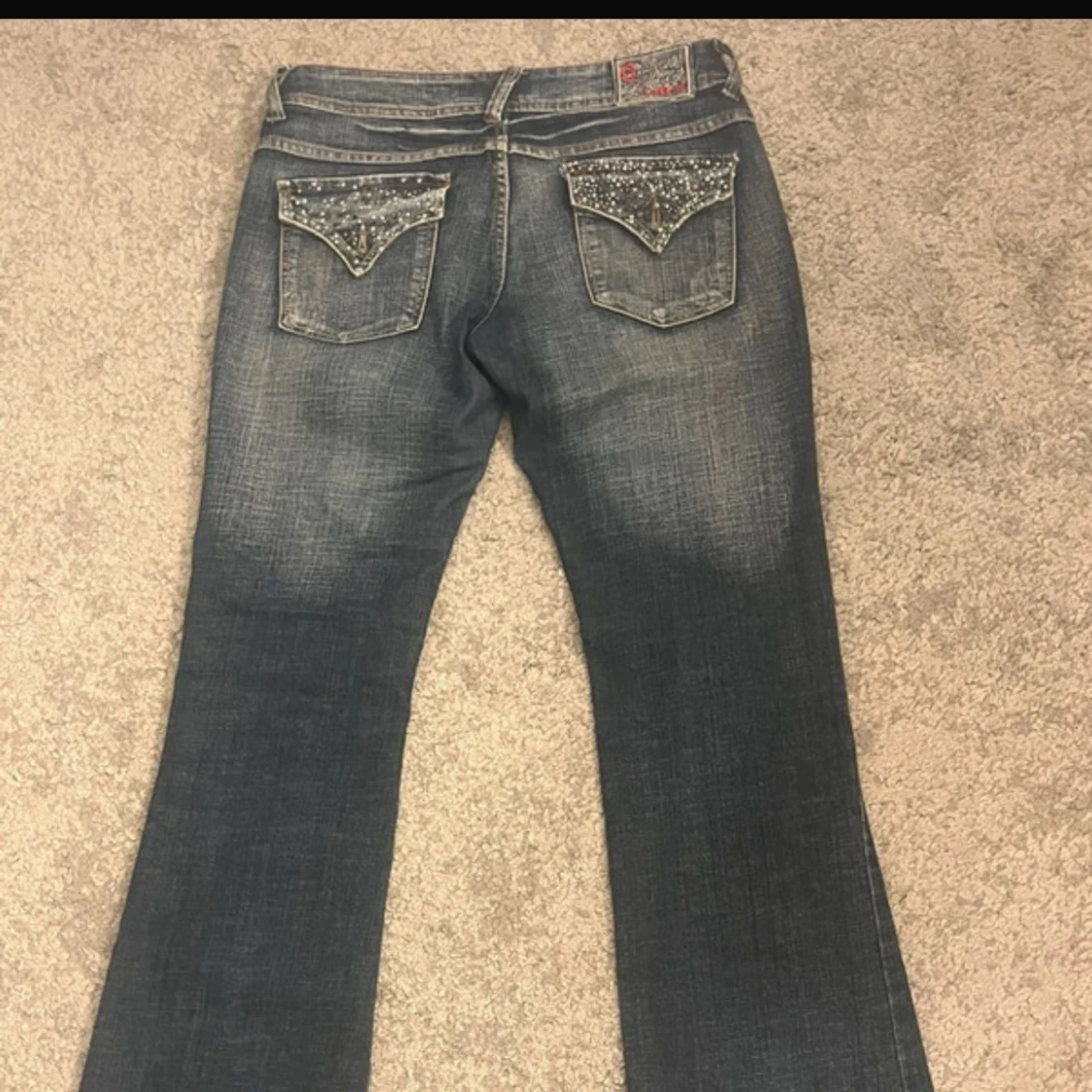 Mörkblå lågmidjade bootcut jeans med dekorerade bakfickor - 1