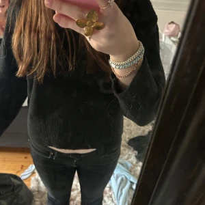 Svart stickad tröja - Säljer en svart stickad tröja med långa ärmar och ribbad nederkant. Perfekt för kyligare dagar och enkel att matcha med olika outfits.