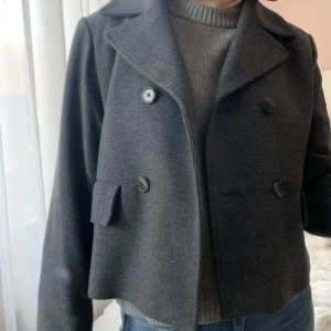 Grå kappa - Säljer denna grå kappa. Perfekt kappa nu till hösten. Köpte här på plick säljer pga att den inte kommer till användning. lånad bild, kontakta för fler bilder🥰🥰
