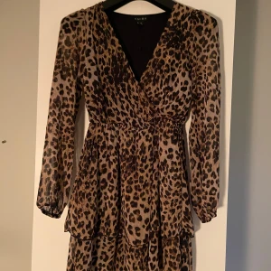 Leopardklänning  - Snygg leopardmönstrad klänning från Amisu med omlott-design och långa ärmar. Perfekt nu till sommaren! aldrig använd. Skriv vid frågor❣️