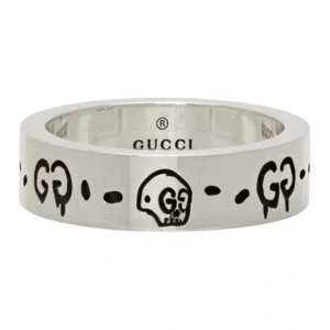 Gucci ghost ring  - Silver Trouble Andrew Edition Slim ’GucciGhost’ Skull ring. En unik kollektion mellan artisten Trouble Andrew och Gucci! Ringen är i 100% 925 Sterling silver och tillverkad i Italien. Självklart äkta, inköpt från SSENSE och kvitto finns. Nypris från Guccis hemsida idag är $410. Gucci size (IT) är 19. Aldrig använd och allting originalt medföljer. Bilder inlagda som referens samt egna :)