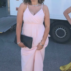 rosa balklänning  - Säljer denna eleganta balklänning från bubbleroom, perfekta ljusrosa färgen med en väldigt söt passform🌸🌸🌸endast använd 1 gång på min bal