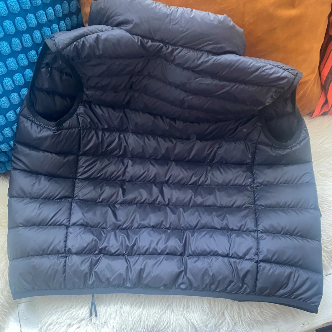 Polo väst. Svart med vit logo - 1