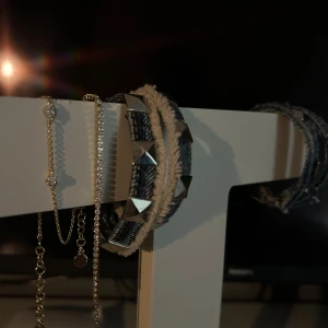 Smycken  - Säljer alla dessa armband. Första två är från snö of sweden. Sen är det tre coola jeans armband.❤️ Kan köpas i paket eller separat