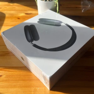 AirpodMax Midnight - Fick den i födelsedagspresent men har redan ett par lurar jag trivs med så vill bli av med den här. Den är oöppnad och har inte kommit till användning. Nypris ish 6000 skulle jag tro men lägger den för 5200 så får vi se. Priset är ju såklart inte fast och kan diskuteras. Hör av dig vid funderingar.