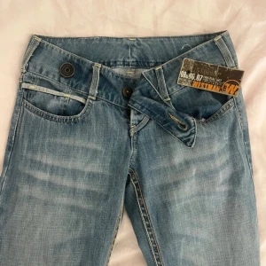 Lågmidjade jeans  - Säljer dessa super snygga lågmidjade bootcut jeans då de tyvärr var för stora för mig. Väldigt lågmidjade och nytt skick! Midjemått: 35cm innerbenslängd: 83cm. Storlek XS/S. Jag har storlek w24 så skulle nog passa en w25/w26!