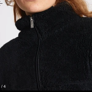 Teddy jacak - Säljer pilejacka från lager 157 i svart färg, passar perfekt för när det börjar bli varmt men inte för kallt också. Är i mycket bra skick. Är i M men passar även för mig som är egentligen XS