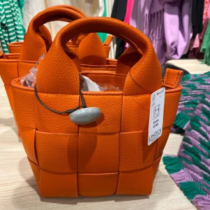 Orange flätad handväska  - Världens snyggaste orangea flätade handväska🧡 Helt slutsåld på Lindex hemsida och nypris är 399kr! Jättebra skick💥
