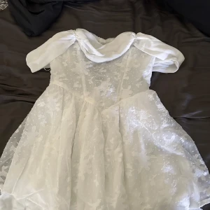 Student klänning vit - En vit klänning från Shein den är oanvänd 