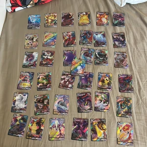 Pokémon kort VMAX - Säljer mina Pokémon kort som jag inte riktigt vet värdet av.😁 Jag använder de inte och har slutat samla då jag har tappat intresse. Kom provat för fler bilder och hesitera inte med att fråga frågor😊