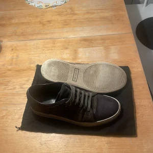  sneakers från Lanvin - Tja säljer ett par lanvin skor som är i storlek 10 vilket motsvarar 44-45 skorna är använda men har mycket kvar skicket är 7/10. Skriv vid intresse 