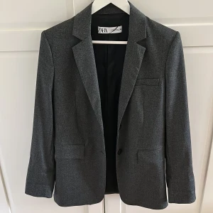 Grå kavaj - Grå Kajsa från zara