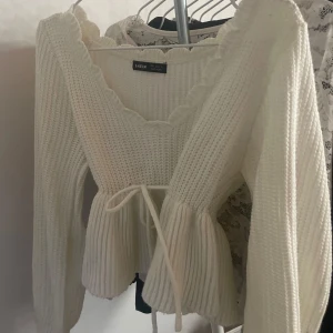 Vit stickad tröja från Shein - Superfin vit stickad tröja från Shein med volangdetaljer och knytband i midjan, jättesöt