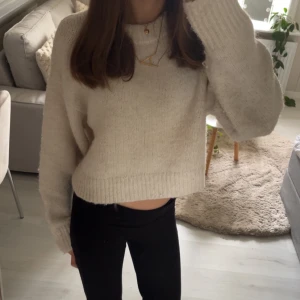 Vit stickad tröja från H&M - Varm vit stickad tröja från H&M j storlek M