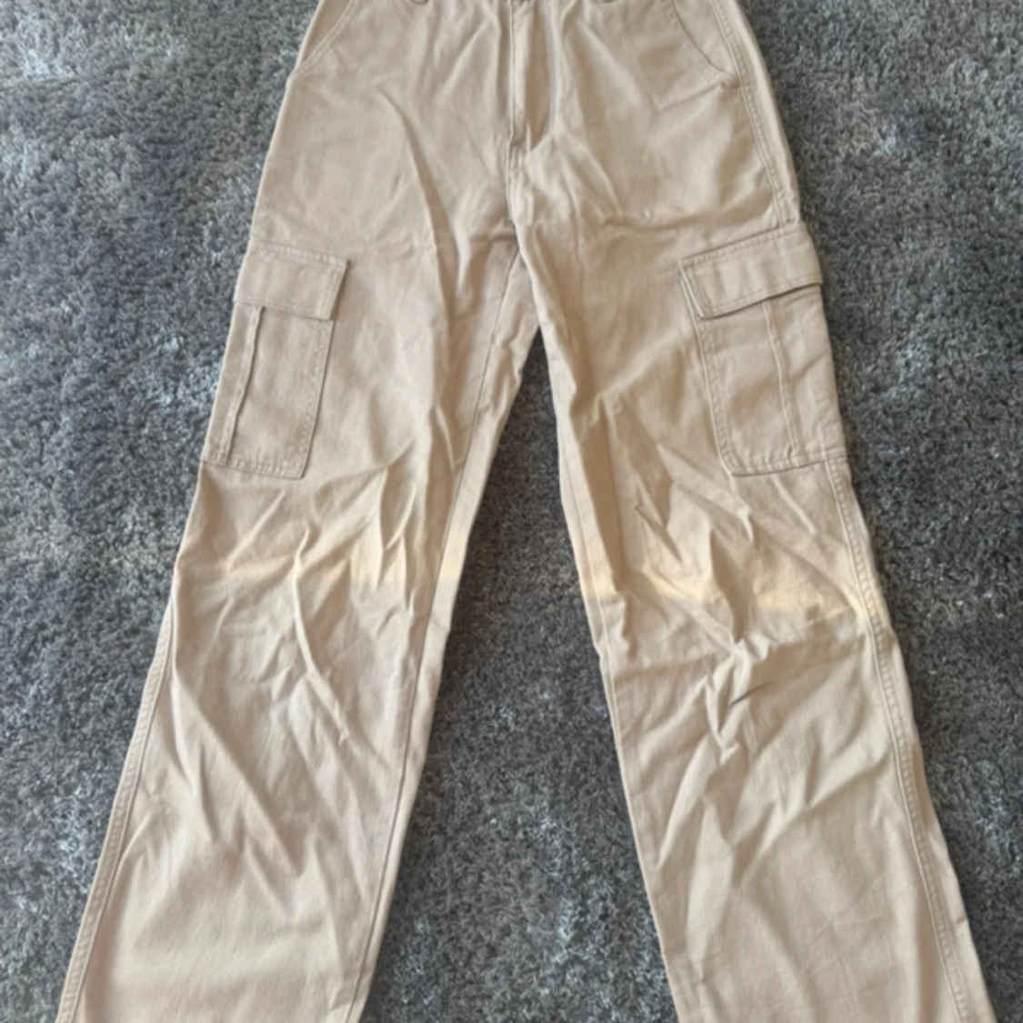 Beiga cargobyxor med raka ben