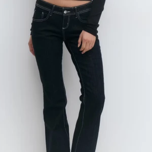 Svarta bootcut jeans med vit kontrastsöm - Helt nya lågmidjade jeans från Gina tricot. Köpte fel storlek och glömde att skicka tillbaka därav säljer jag dom!! 🩷prislappen sitter kvar 