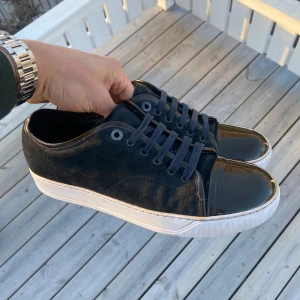 Marinblå Lanvin skor - Marinblå Lanvin skor med brun cap toe | Uk 7 - 41 passar 41-42  | Mycket bra skick | Begränsat antal dustags | Hör av dig vid frågor! Dessa Lanvins är i JÄTTEBRA skick👌🏼Pris kan absolut diskuteras 