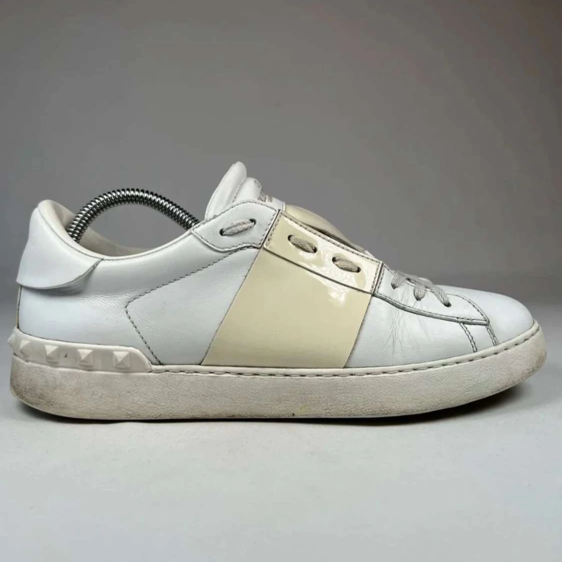Valentino Garavani vita sneakers med beige detalj - 2