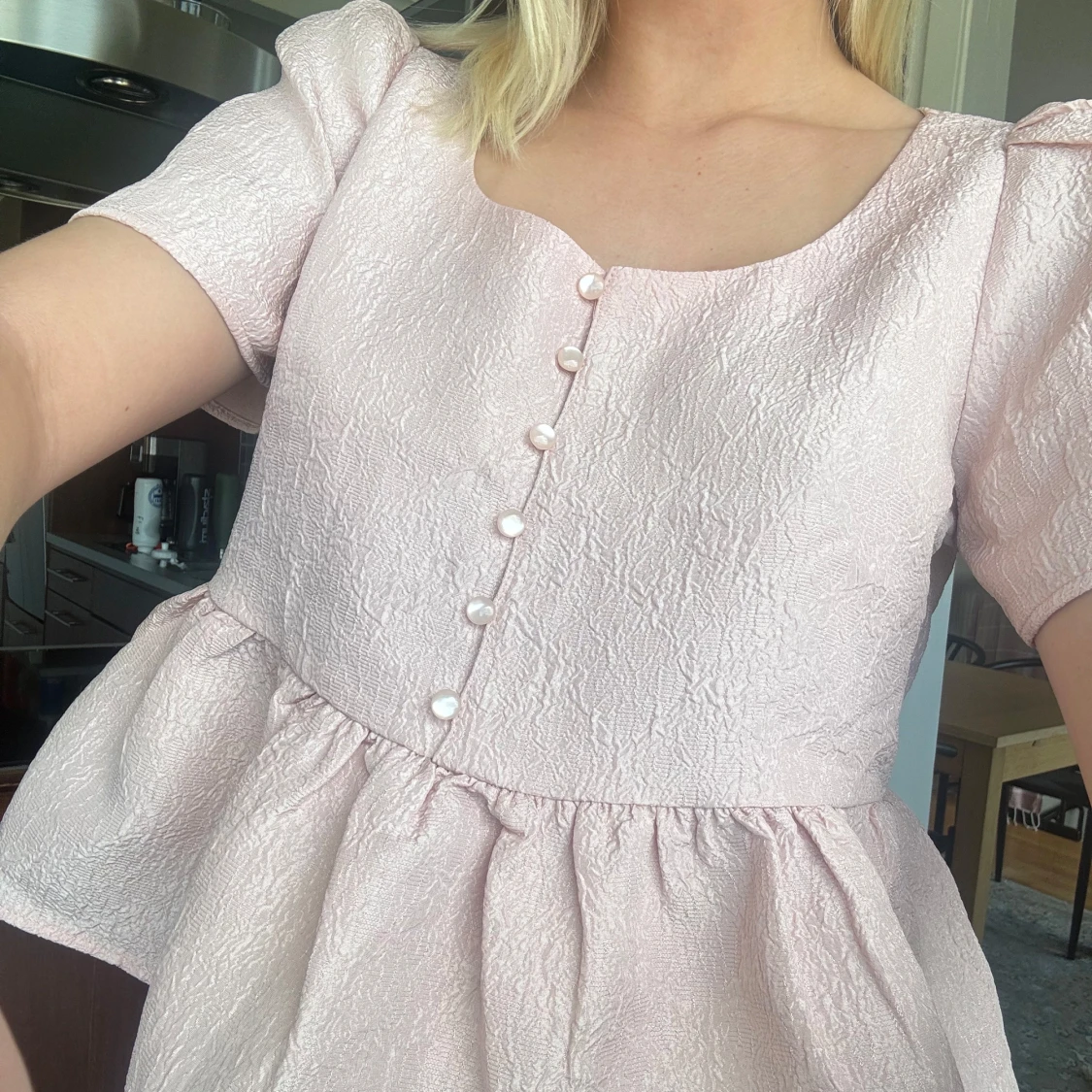 Ljusrosa blus med pärlknappar - 1