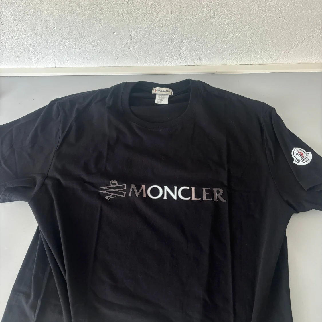 Svart t-shirt från Moncler - 2