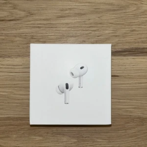 Air-Pro Gen 2 -  Hejsan, säljer dessa par lurar som är i fint skick. Alla tillbehören följer såklart med som ny USB-C laddare och extra öron kuddar som ni kan se på bilderna. Dom är i väldigt fint skick och helt rep fria. Hör av dig vid frågor eller intresse