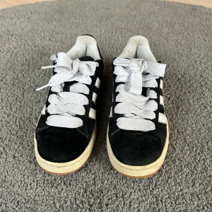 Adidas campus skor - Intressekoll på mina svarta adidas campus, väldigt fint skick! Hör av er vid frågor❣️nypris 1300kr