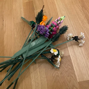 Flower Bouquet lego - Selling this flower bouquet lego. Almost all pieces are already assembled, and the rest of the legos are stored in the plastic bag. There might be a potential that some tiny pieces are missing, but I can ensure that the significant parts are there. I also have the box that it came with.