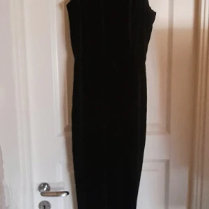 Nwot Svart ärmlös catsuit byxdress från NLY One - Säljer en elegant svart jumpsuit från NLY One. Den är ärmlös och har en figurnära passform som framhäver siluetten. Perfekt för dig som vill ha en stilren och klassisk look. Sammetskänsla och utseende. Oanvänd. Polyester, och hela 10% elasthan. Den stretchar bra 