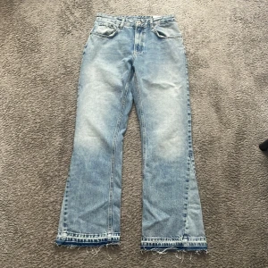 Zara flared jeans - Säljer ett par blåa flare jeans från Zara i ny sckicka oanvända.