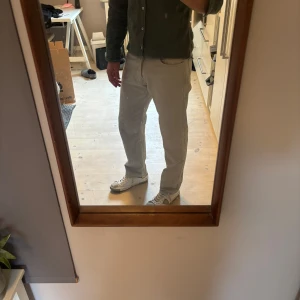 Straight jeans - Säljer ett par stilrena straight grås jeans. Storlek M (29w30l) Byxorna har rak passform, normal midja och klassisk design med fickor i sidorna. Perfekta till vardags eller när du vill vara lite extra uppklädd. Passar dig som gillar enkel och tidlös stil. Nyskick 10/10 köptes för drygt 900kr. Skriv för funderingar eller annat.