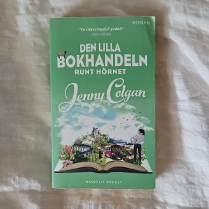 Den lilla bokhandeln runt hörnet - En charmig roman om bokälskaren Nina Redmond som startar en bokhandel på hjul i Skottland. Perfekt för dig som gillar feelgood och inspirerande berättelser om att våga följa sina drömmar. Pocketutgåva från Massolit.