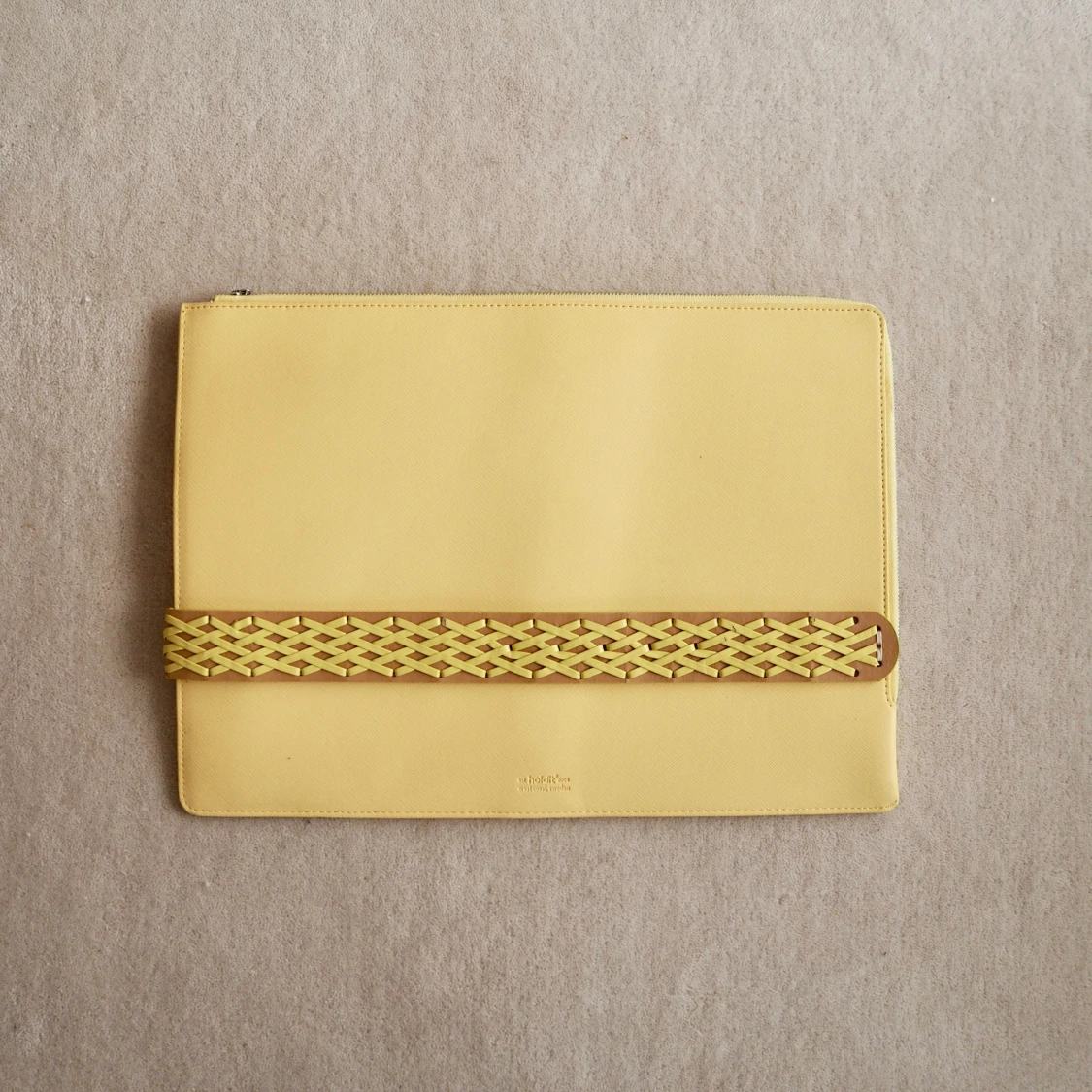 Gul datorväska med flätad detalj