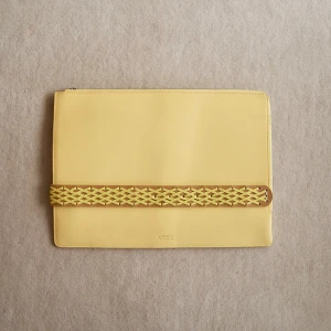 Gul datorväska med flätad detalj - Snygg gul datorväska! 