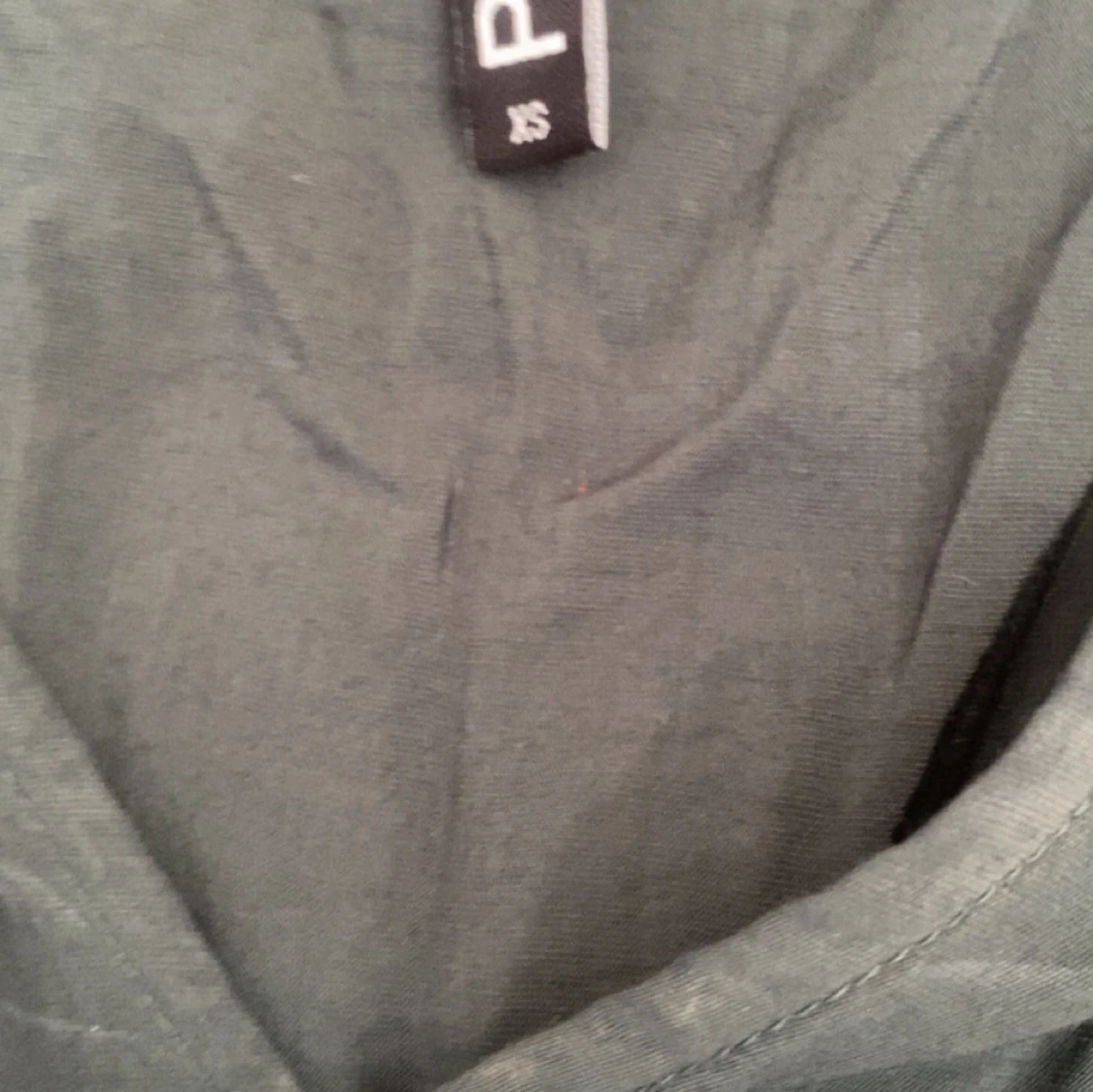 Grön blus med rynkade detaljer  - 2