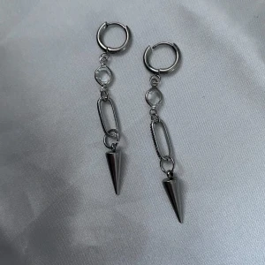 Nitörhängen  - Handgjorda örhängen som säljs i par i rostfritt stål 💞