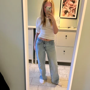 Ljusblå raka jeans - Säljer ett par ljusblå jeans med rak passform och låg midja. Perfekta för en avslappnad och trendig look. Säljer då dom blivit lite för stora och kommer inte till användning längre. Jag är 160. Skriv om ni har några funderingar🥰