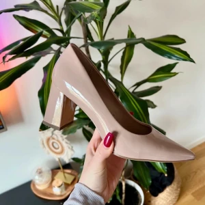 Beige lackade pumps med klack från Graceland - Säljer ett par stilrena beige pumps i lack från Graceland. Skorna har en bred klack och spetsig tå, vilket ger en modern och elegant look. Perfekta för dig som vill ha något klassiskt men ändå trendigt.