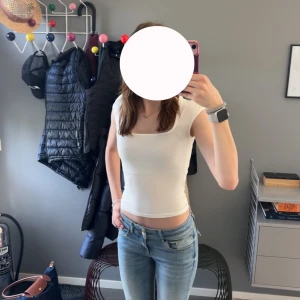 Super snygg vit topp😍 - Säljer denna vita toppen från Gina Tricot🫶🏻 säljer den för att den är för liten för mig o kommer inte till användning. Den är använd max 1 gång och köpt för ca 1 vecka sedan. Storleken xxs💘💘