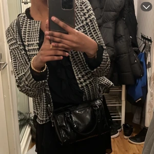 Svartvit cardigan/blus  - Går att använda stängd. Jätte söt att ha över simpla outfits. Säljer då den längre kommer till användning 
