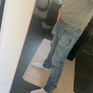 Jack & Jones jeans med slitningar - Säljer ett par Jack & Jones byxor med snygga slitningar storlek w 30 L 32 ny pris runt 1300kr men säljer endast för 399kr.   Passform=Slim. Säljer pågrund av att de är förstora