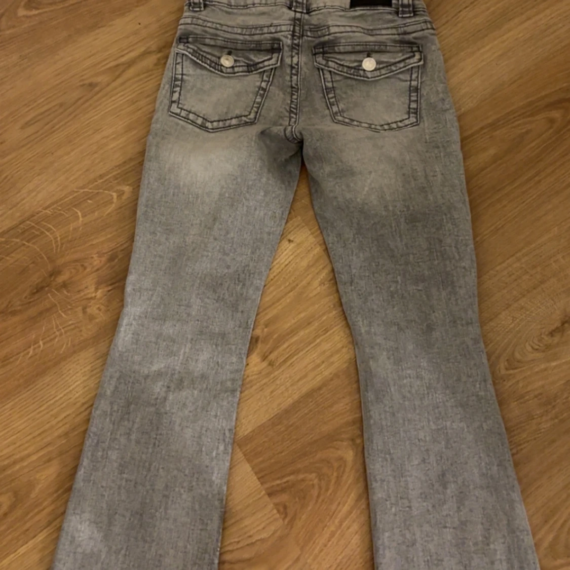 Grå low waist bootcut jeans från ginatricot - 1