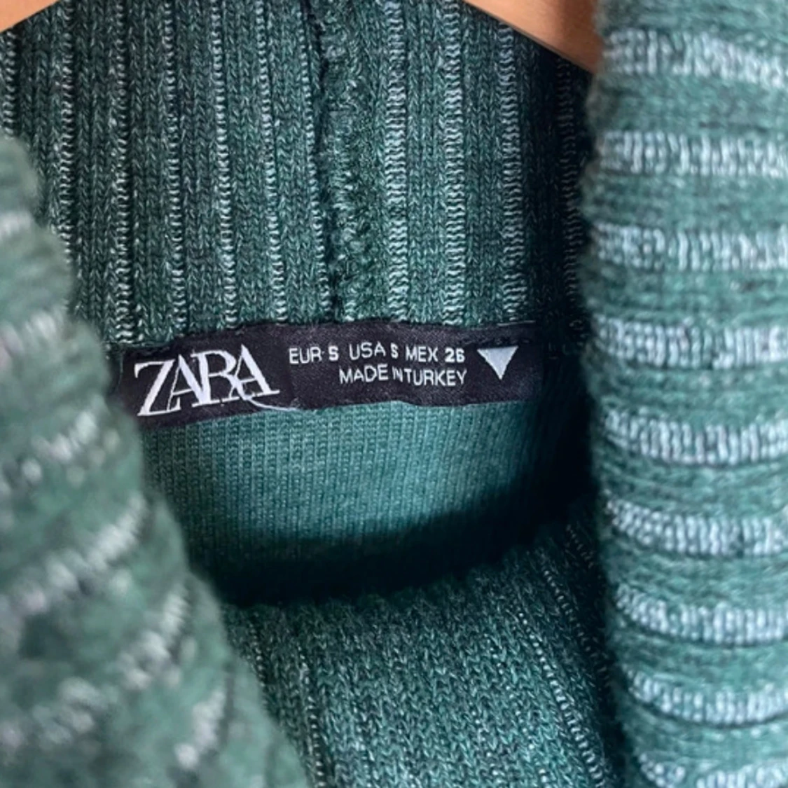 Grön ärmlös polotopp från Zara - 1