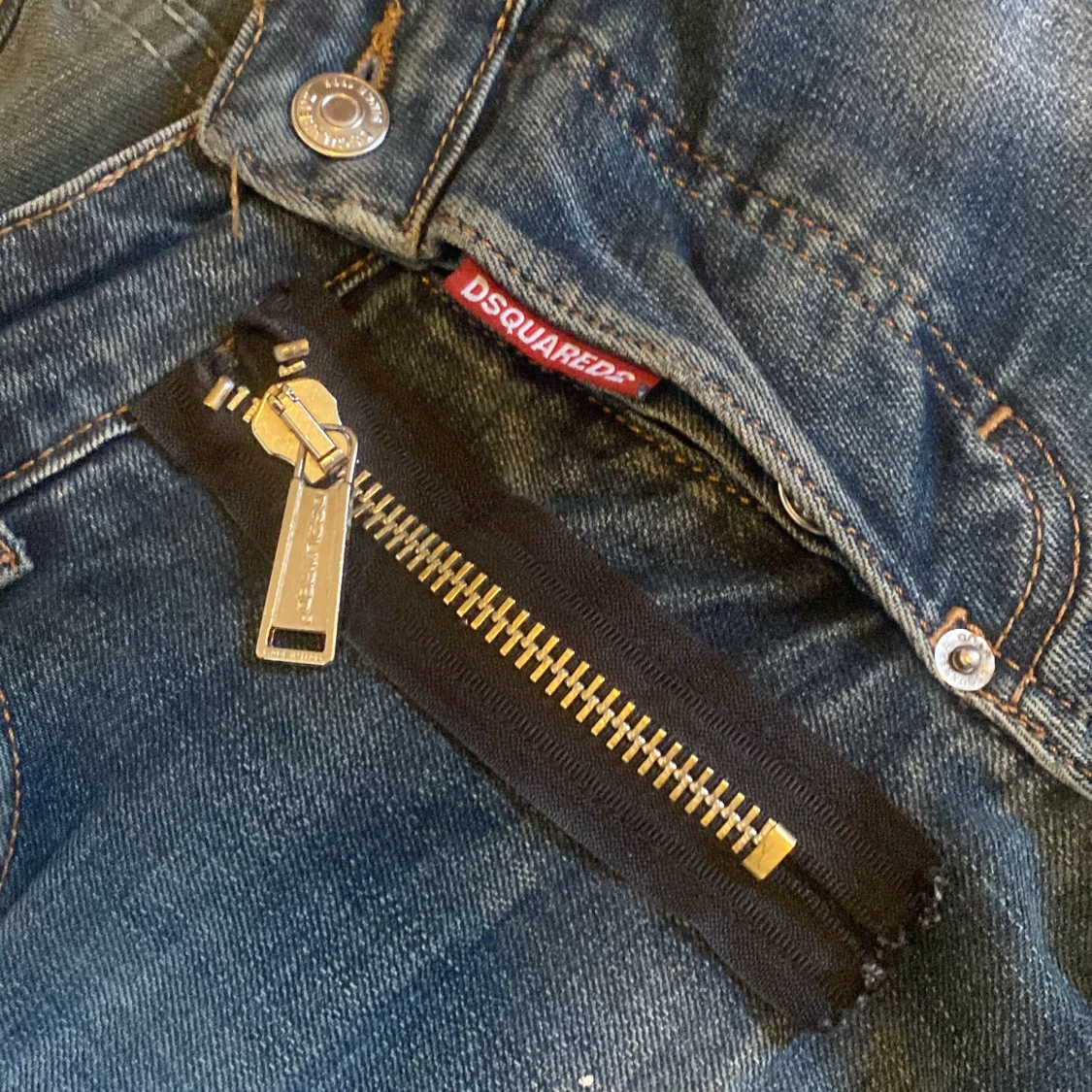 Blå slitna jeans från Dsquared2 med dragkedjedetalj - 1