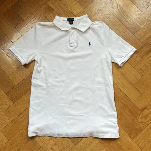 Polo pike - Polo ralph lauren|🐎|storlek S motsvarar XL i barnstorlek| jättefint skick men har en lite fläck vid kragen som går bort i tvätt| skriv vid minsta fråga😁😁😁