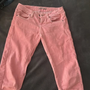 Rosa jeans - Säljer mina rosa jeans som är super lågmidjade men dessvärre skinny men de går att sy bootcut eller klippa till shorts om man vill det! 