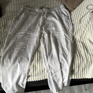 Vita linnebyxor från lager 157 - Säljer ett par vita linnebyxor. Byxorna har en bakficka och är tillverkade i ett mjukt bomullsliknande material. Storleken är borta då jag klippt av dem men de är i storlek M och använda två gånger förra året, de är skrynkliga men behövs bara strykas. Pris kan diskuteras 