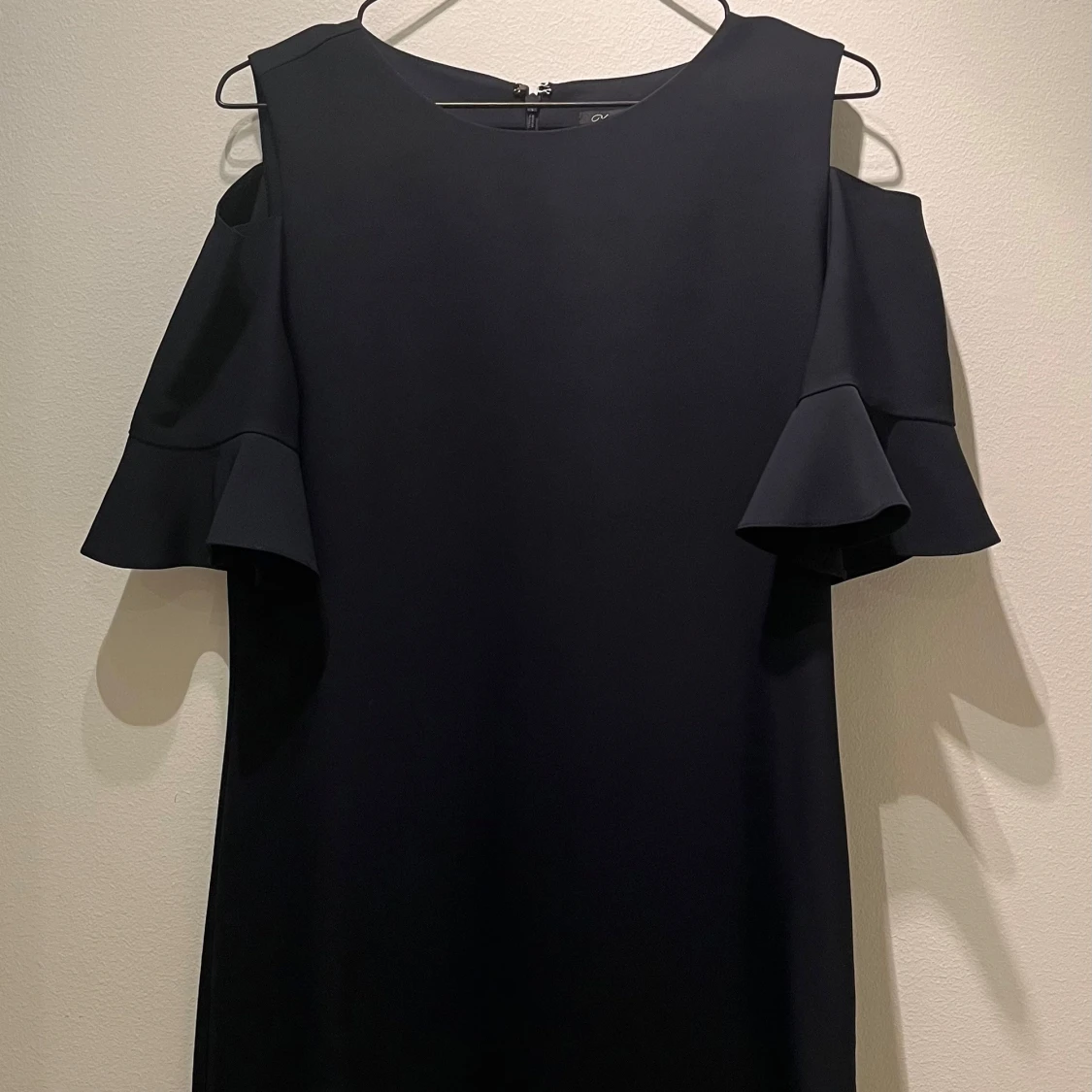 Marinblå klänning med volangärm från Zoul  - 1